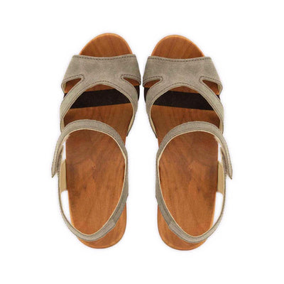 [Sand] carmen, farbe: sand_clogs sandalen damen mit biegsamer nachhaltiger weidenholzsohle und knöchelriemchen, holzclogs woody, woody schuhe, woody shoes, handgemachte holzschuhe aus österreich, kärnten
