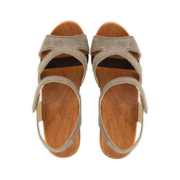 [Sand] carmen, farbe: sand_clogs sandalen damen mit biegsamer nachhaltiger weidenholzsohle und knöchelriemchen, holzclogs woody, woody schuhe, woody shoes, handgemachte holzschuhe aus österreich, kärnten