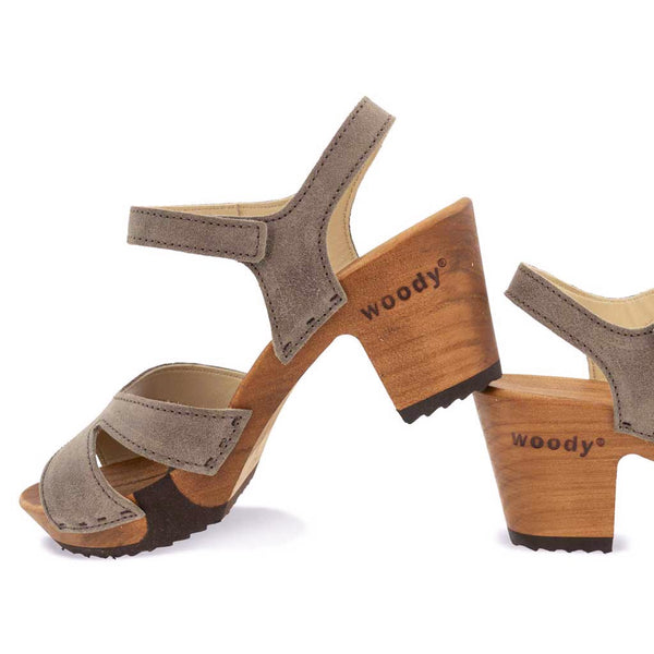 [Sand] carmen, farbe: sand_clogs sandalen damen mit biegsamer nachhaltiger weidenholzsohle und knöchelriemchen, holzclogs woody, woody schuhe, woody shoes, handgemachte holzschuhe aus österreich, kärnten