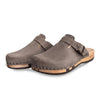 woody Cleo Damen Clog in Gray Taupe, Dreiviertelansicht von vorne, handgemacht in Österreich