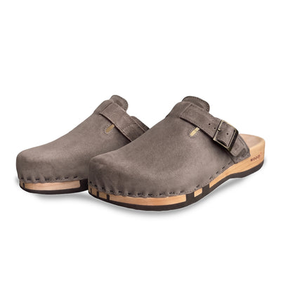 woody Cleo Damen Clog in Gray Taupe, Dreiviertelansicht von vorne, handgemacht in Österreich