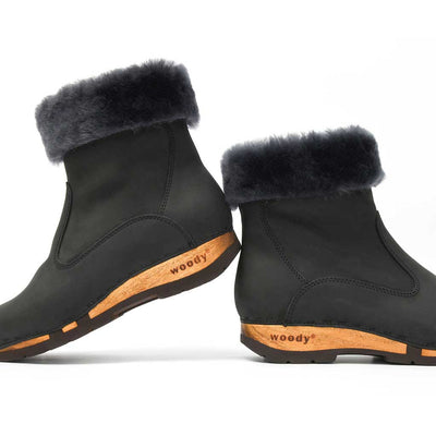 elke, clog stiefel damen mit biegsamer nachhaltiger holzsohle, lammfellfutter und kragen, farbe: nero, holzclogs woody, woody schuhe, woody shoes, handgemachte holzschuhe aus österreich, kärnten