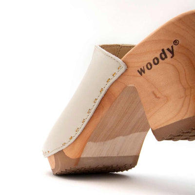 [Creme] Elly Clogs Damen Pantolette von woody. elly, farbe: creme, clogs pantolette damen mit absatz mit biegsamer nachhaltiger weidenholzsohle, holzclogs woody, woody schuhe, woody shoes, handgemachte holzschuhe aus österreich, kärnten