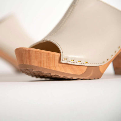 [Creme] Elly Clogs Damen Pantolette von woody. elly, farbe: creme, clogs pantolette damen mit absatz mit biegsamer nachhaltiger weidenholzsohle, holzclogs woody, woody schuhe, woody shoes, handgemachte holzschuhe aus österreich, kärnten