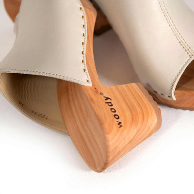 [Creme] Elly Clogs Damen Pantolette von woody. elly, farbe: creme, clogs pantolette damen mit absatz mit biegsamer nachhaltiger weidenholzsohle, holzclogs woody, woody schuhe, woody shoes, handgemachte holzschuhe aus österreich, kärnten