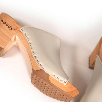 [Creme] Elly Clogs Damen Pantolette von woody. elly, farbe: creme, clogs pantolette damen mit absatz mit biegsamer nachhaltiger weidenholzsohle, holzclogs woody, woody schuhe, woody shoes, handgemachte holzschuhe aus österreich, kärnten