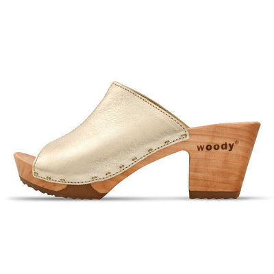 Elly Clogs Damen Pantolette von woody. elly, farbe: gold, clogs pantolette damen mit absatz mit biegsamer nachhaltiger weidenholzsohle, holzclogs woody, woody schuhe, woody shoes, handgemachte holzschuhe aus österreich, kärnten