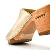 Elly Clogs Damen Pantolette von woody. elly, farbe: gold, clogs pantolette damen mit absatz mit biegsamer nachhaltiger weidenholzsohle, holzclogs woody, woody schuhe, woody shoes, handgemachte holzschuhe aus österreich, kärnten