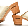 Elly Clogs Damen Pantolette von woody. elly, farbe: gold, clogs pantolette damen mit absatz mit biegsamer nachhaltiger weidenholzsohle, holzclogs woody, woody schuhe, woody shoes, handgemachte holzschuhe aus österreich, kärnten