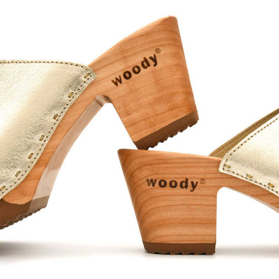 Elly Clogs Damen Pantolette von woody. elly, farbe: gold, clogs pantolette damen mit absatz mit biegsamer nachhaltiger weidenholzsohle, holzclogs woody, woody schuhe, woody shoes, handgemachte holzschuhe aus österreich, kärnten