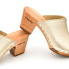 Elly Clogs Damen Pantolette von woody. elly, farbe: gold, clogs pantolette damen mit absatz mit biegsamer nachhaltiger weidenholzsohle, holzclogs woody, woody schuhe, woody shoes, handgemachte holzschuhe aus österreich, kärnten