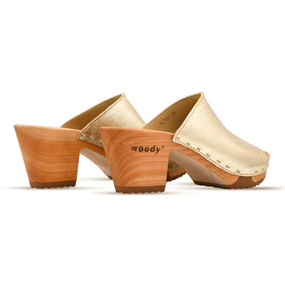 Elly Clogs Damen Pantolette von woody. elly, farbe: gold, clogs pantolette damen mit absatz mit biegsamer nachhaltiger weidenholzsohle, holzclogs woody, woody schuhe, woody shoes, handgemachte holzschuhe aus österreich, kärnten