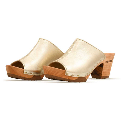 Elly Clogs Damen Pantolette von woody. elly, farbe: gold, clogs pantolette damen mit absatz mit biegsamer nachhaltiger weidenholzsohle, holzclogs woody, woody schuhe, woody shoes, handgemachte holzschuhe aus österreich, kärnten