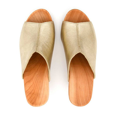 Elly Clogs Damen Pantolette von woody. elly, farbe: gold, clogs pantolette damen mit absatz mit biegsamer nachhaltiger weidenholzsohle, holzclogs woody, woody schuhe, woody shoes, handgemachte holzschuhe aus österreich, kärnten