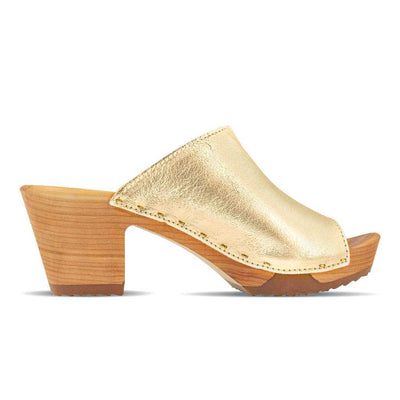Elly Clogs Damen Pantolette von woody. elly, farbe: gold, clogs pantolette damen mit absatz mit biegsamer nachhaltiger weidenholzsohle, holzclogs woody, woody schuhe, woody shoes, handgemachte holzschuhe aus österreich, kärnten