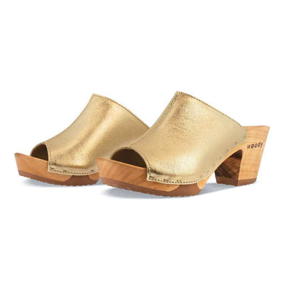 Elly Clogs Damen Pantolette von woody. elly, farbe: gold, clogs pantolette damen mit absatz mit biegsamer nachhaltiger weidenholzsohle, holzclogs woody, woody schuhe, woody shoes, handgemachte holzschuhe aus österreich, kärnten