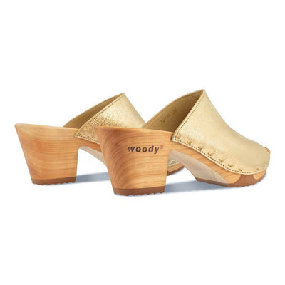 Elly Clogs Damen Pantolette von woody. elly, farbe: gold, clogs pantolette damen mit absatz mit biegsamer nachhaltiger weidenholzsohle, holzclogs woody, woody schuhe, woody shoes, handgemachte holzschuhe aus österreich, kärnten