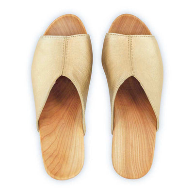 Elly Clogs Damen Pantolette von woody. elly, farbe: gold, clogs pantolette damen mit absatz mit biegsamer nachhaltiger weidenholzsohle, holzclogs woody, woody schuhe, woody shoes, handgemachte holzschuhe aus österreich, kärnten