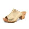 Elly Clogs Damen Pantolette von woody. elly, farbe: gold, clogs pantolette damen mit absatz mit biegsamer nachhaltiger weidenholzsohle, holzclogs woody, woody schuhe, woody shoes, handgemachte holzschuhe aus österreich, kärnten