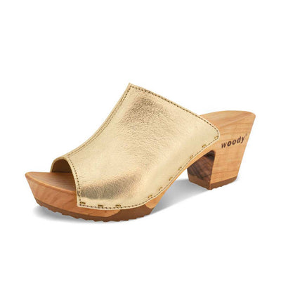 Elly Clogs Damen Pantolette von woody. elly, farbe: gold, clogs pantolette damen mit absatz mit biegsamer nachhaltiger weidenholzsohle, holzclogs woody, woody schuhe, woody shoes, handgemachte holzschuhe aus österreich, kärnten