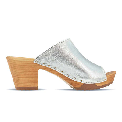 Elly Clogs Damen Pantolette von woody. elly, farbe: silber, clogs pantolette damen mit absatz mit biegsamer nachhaltiger weidenholzsohle, holzclogs woody, woody schuhe, woody shoes, handgemachte holzschuhe aus österreich, kärnten