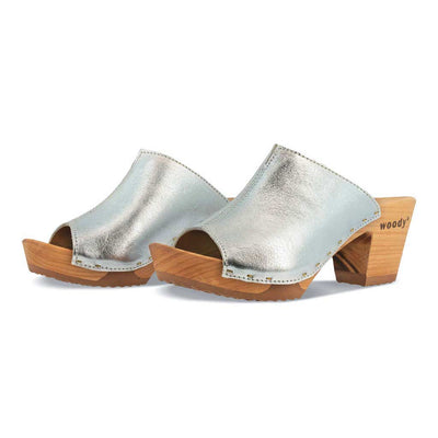 Elly Clogs Damen Pantolette von woody. elly, farbe: silber, clogs pantolette damen mit absatz mit biegsamer nachhaltiger weidenholzsohle, holzclogs woody, woody schuhe, woody shoes, handgemachte holzschuhe aus österreich, kärnten