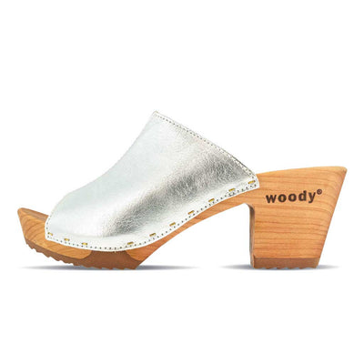 Elly Clogs Damen Pantolette von woody. elly, farbe: silber, clogs pantolette damen mit absatz mit biegsamer nachhaltiger weidenholzsohle, holzclogs woody, woody schuhe, woody shoes, handgemachte holzschuhe aus österreich, kärnten