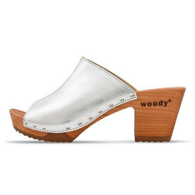 Elly Clogs Damen Pantolette von woody. elly, farbe: silber, clogs pantolette damen mit absatz mit biegsamer nachhaltiger weidenholzsohle, holzclogs woody, woody schuhe, woody shoes, handgemachte holzschuhe aus österreich, kärnten