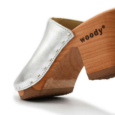 Elly Clogs Damen Pantolette von woody. elly, farbe: silber, clogs pantolette damen mit absatz mit biegsamer nachhaltiger weidenholzsohle, holzclogs woody, woody schuhe, woody shoes, handgemachte holzschuhe aus österreich, kärnten