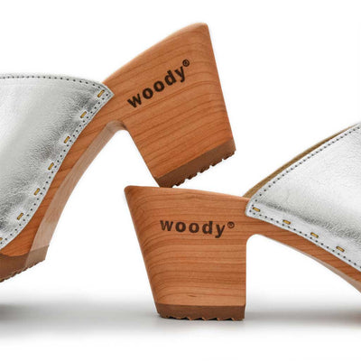 Elly Clogs Damen Pantolette von woody. elly, farbe: silber, clogs pantolette damen mit absatz mit biegsamer nachhaltiger weidenholzsohle, holzclogs woody, woody schuhe, woody shoes, handgemachte holzschuhe aus österreich, kärnten