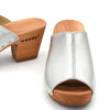 Elly Clogs Damen Pantolette von woody. elly, farbe: silber, clogs pantolette damen mit absatz mit biegsamer nachhaltiger weidenholzsohle, holzclogs woody, woody schuhe, woody shoes, handgemachte holzschuhe aus österreich, kärnten