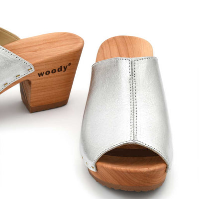 Elly Clogs Damen Pantolette von woody. elly, farbe: silber, clogs pantolette damen mit absatz mit biegsamer nachhaltiger weidenholzsohle, holzclogs woody, woody schuhe, woody shoes, handgemachte holzschuhe aus österreich, kärnten