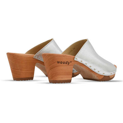 Elly Clogs Damen Pantolette von woody. elly, farbe: silber, clogs pantolette damen mit absatz mit biegsamer nachhaltiger weidenholzsohle, holzclogs woody, woody schuhe, woody shoes, handgemachte holzschuhe aus österreich, kärnten