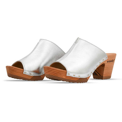 Elly Clogs Damen Pantolette von woody. elly, farbe: silber, clogs pantolette damen mit absatz mit biegsamer nachhaltiger weidenholzsohle, holzclogs woody, woody schuhe, woody shoes, handgemachte holzschuhe aus österreich, kärnten