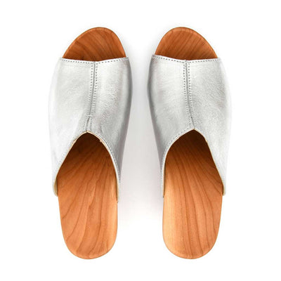 Elly Clogs Damen Pantolette von woody. elly, farbe: silber, clogs pantolette damen mit absatz mit biegsamer nachhaltiger weidenholzsohle, holzclogs woody, woody schuhe, woody shoes, handgemachte holzschuhe aus österreich, kärnten