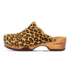 emma fell, farbe: leopard (animal print fur)_clogs damen mit biegsamer nachhaltiger weidenholzsohle, holzclogs woody, woody schuhe, woody shoes, handgemachte holzschuhe aus österreich, kärnten