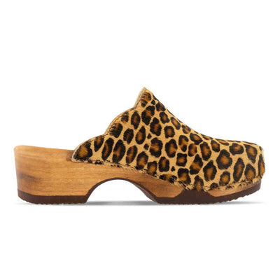 emma fell, farbe: leopard (animal print fur)_clogs damen mit biegsamer nachhaltiger weidenholzsohle, holzclogs woody, woody schuhe, woody shoes, handgemachte holzschuhe aus österreich, kärnten