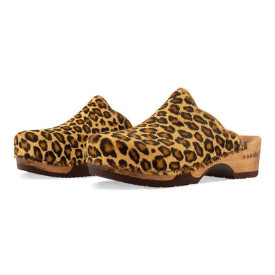 emma fell, farbe: leopard (animal print fur)_clogs damen mit biegsamer nachhaltiger weidenholzsohle, holzclogs woody, woody schuhe, woody shoes, handgemachte holzschuhe aus österreich, kärnten