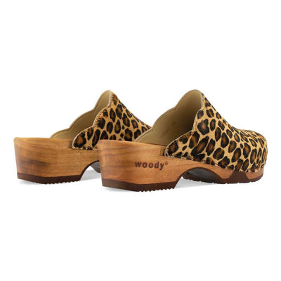 emma fell, farbe: leopard (animal print fur)_clogs damen mit biegsamer nachhaltiger weidenholzsohle, holzclogs woody, woody schuhe, woody shoes, handgemachte holzschuhe aus österreich, kärnten