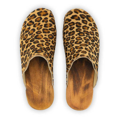 emma fell, farbe: leopard (animal print fur)_clogs damen mit biegsamer nachhaltiger weidenholzsohle, holzclogs woody, woody schuhe, woody shoes, handgemachte holzschuhe aus österreich, kärnten