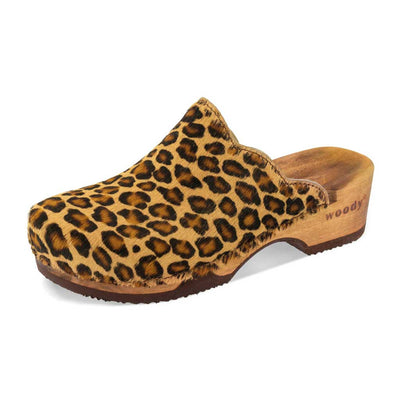 emma fell, farbe: leopard (animal print fur)_clogs damen mit biegsamer nachhaltiger weidenholzsohle, holzclogs woody, woody schuhe, woody shoes, handgemachte holzschuhe aus österreich, kärnten