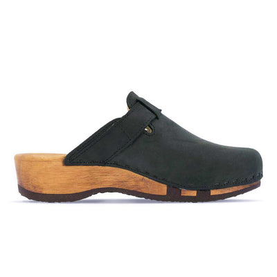 erika, farbe: nero alias schwarz_clogs damen mit biegsamer nachhaltiger weidenholzsohle, holzclogs woody, woody schuhe, woody shoes, handgemachte holzschuhe aus österreich, kärnten