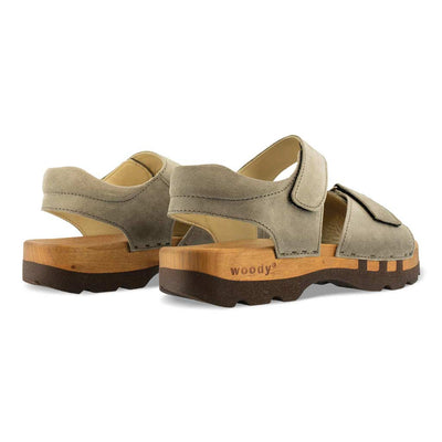 [Sand] felix, farbe: nero alias schwarz-sandalen-clogs-herren, mit biegsamer nachhaltiger weidenholzsohle, holzclogs woody, woody schuhe, woody shoes, handgemachte holzschuhe aus österreich, kärnten