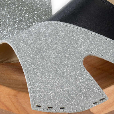 Cherin – elegante Damen Clog Pantolette mit biegsamer Sohle – Farbe: Schwarz-Silber Glitzernd