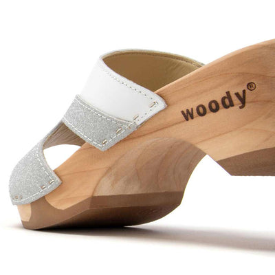 Cherin – elegante Damen Clog Pantolette mit biegsamer Sohle – Farbe: Weiss-Silber Glitzernd