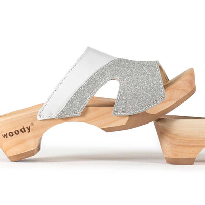 Cherin – elegante Damen Clog Pantolette mit biegsamer Sohle – Farbe: Weiss-Silber Glitzernd