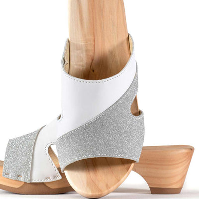 Cherin – elegante Damen Clog Pantolette mit biegsamer Sohle – Farbe: Weiss-Silber Glitzernd