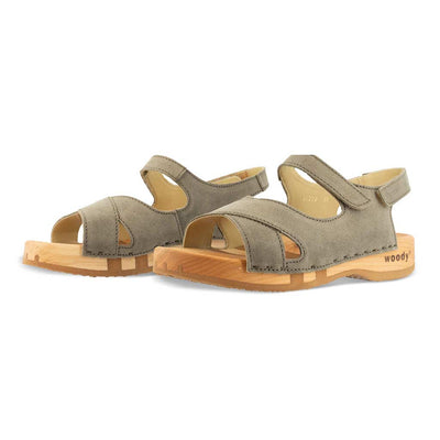 gloria, sandlen clogs damen mit biegsamer nachhaltiger holzsohle, farbe: sand-warm_grey, holzclogs woody, woody schuhe, woody shoes, handgemachte holzschuhe aus österreich, kärnten