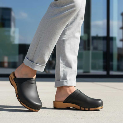 [Schwarz] harry, clogs herren mit biegsamer nachhaltiger holzsohle, farbe: schwarz, holzclogs woody, woody schuhe, woody shoes, handgemachte holzschuhe aus österreich, kärnten