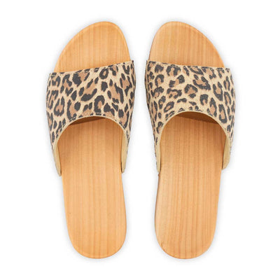 heidi, clogs pantolette damen mit biegsamer nachhaltiger holzsohle, farbe: wildcat (leopard-print), holzclogs woody, woody schuhe, woody shoes, handgemachte holzschuhe aus österreich, kärnten